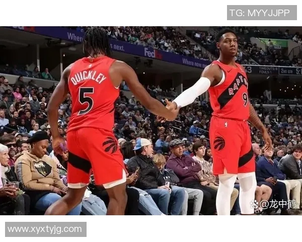 猛龙与勇士激战正酣NBA赛场上演精彩对决引发球迷热议 猛龙与勇士激战正酣NBA赛场上演精彩对决引发球迷热议